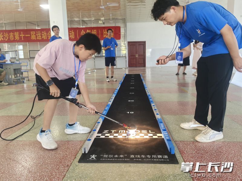 太阳能动力车直线竞速赛。