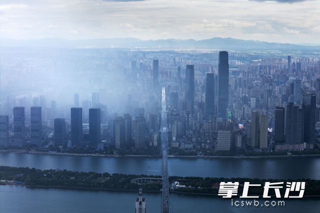 今日午后，长沙市气象台连续发布预警信号。 长沙晚报全媒体记者 郭雨滴 摄