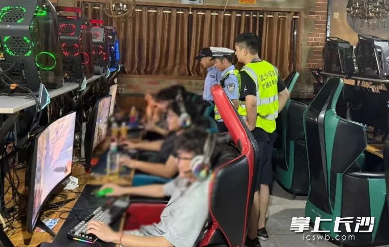 宁乡交警大队联合辖区派出所、政府执法大队对辖区的网吧、台球室等场所开展了针对未成年人驾驶摩托车情况的专项排查行动。 通讯员供图