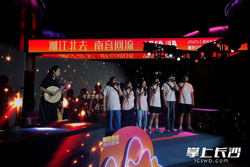 歌唱表演。
