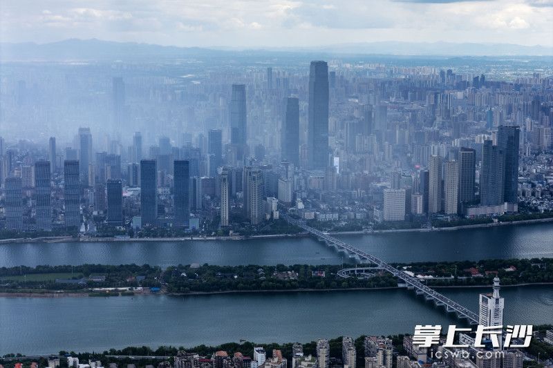 市中心突降大雨。