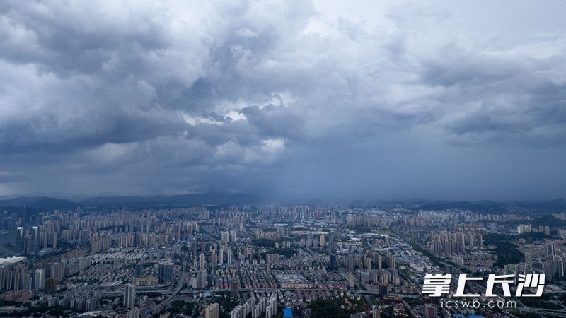 岳麓区上空乌云密布。