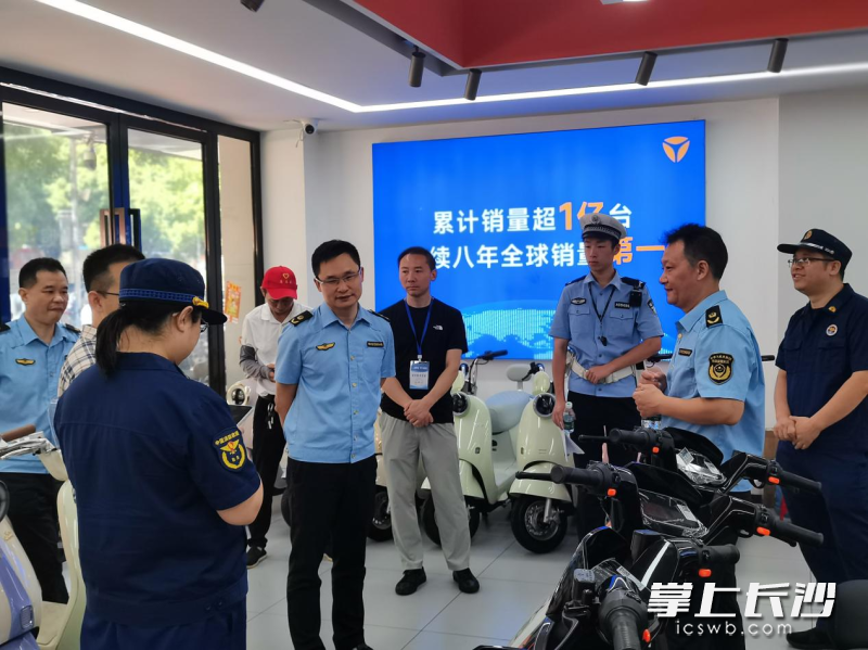 执法现场。 长沙晚报通讯员 谢梦嘉 摄