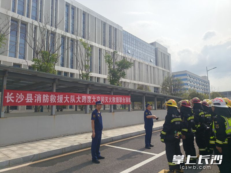 消防员整装待发。 均为长沙晚报通讯员王磊摄