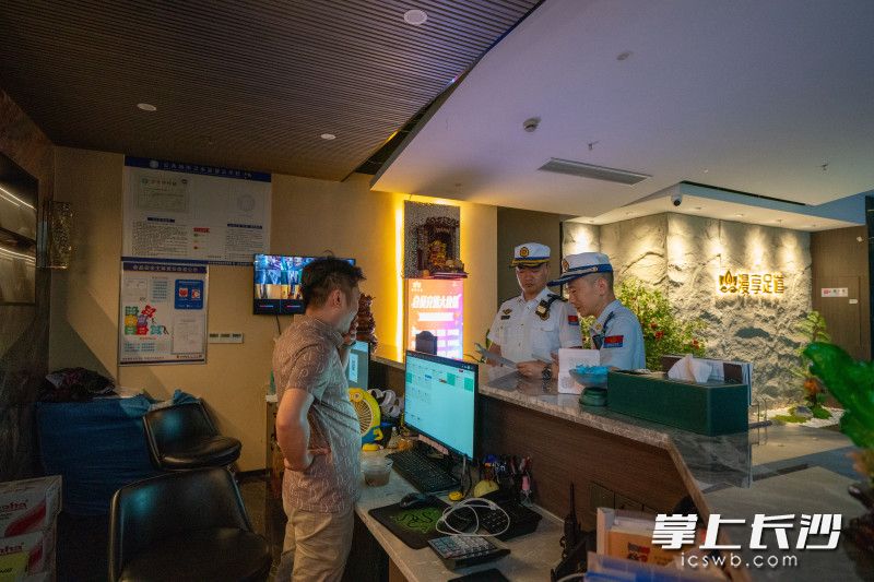 消防监督员在漫享足道进行检查。 长沙晚报通讯员 张佳欣 摄