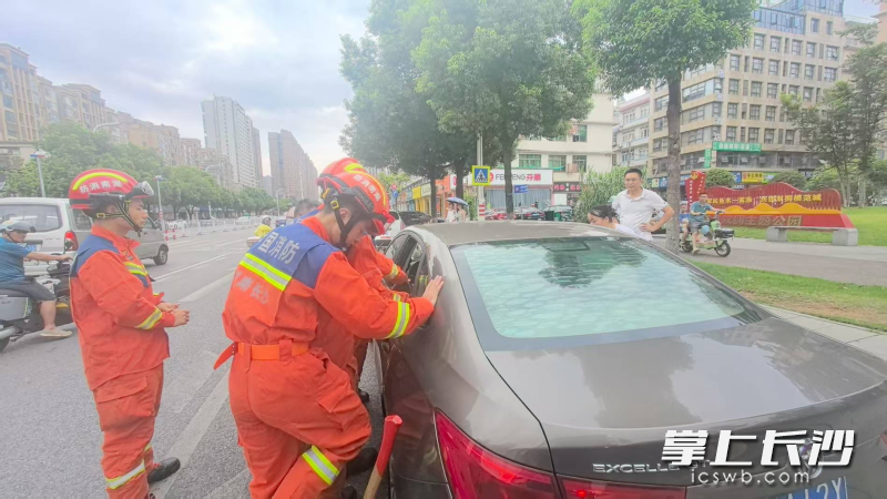 消防员破窗营救被困幼童。 长沙晚报通讯员 郭毅 摄 