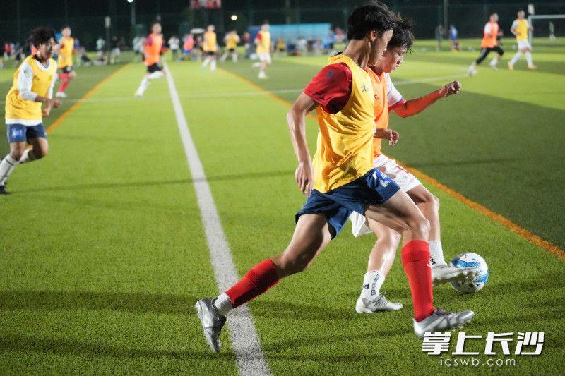 20日晚，60位选手分成四组在月亮岛长沙市青少年足球训练基地进行实战能力测试。均为长沙晚报全媒体记者 邹麟 摄