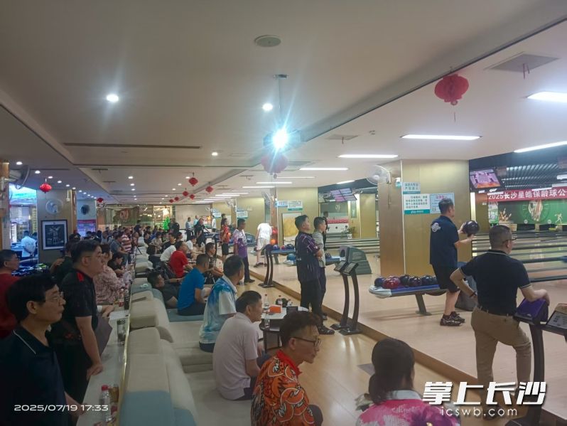 保龄球高手现场竞技。  长沙晚报通讯员 庞胜余 摄