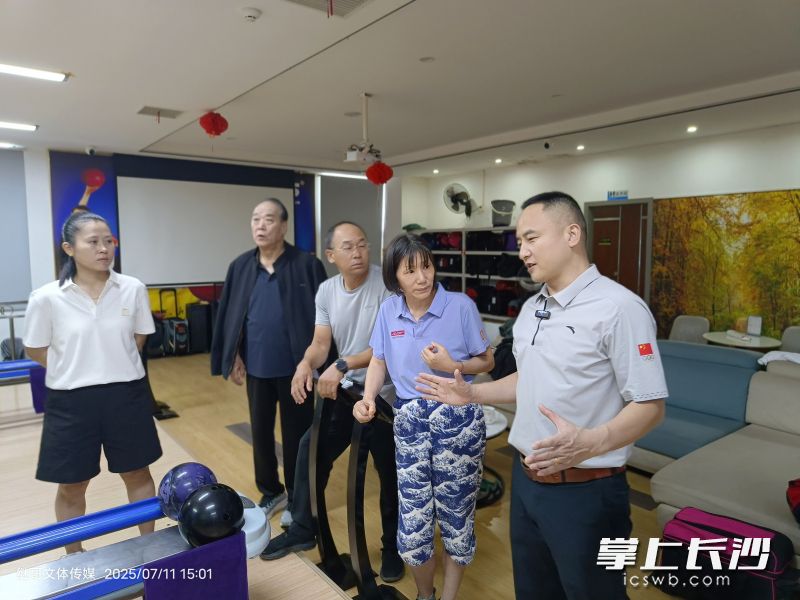 世界冠军杜建超在比赛现场进行技术指导。    长沙晚报通讯员 黄继业 摄