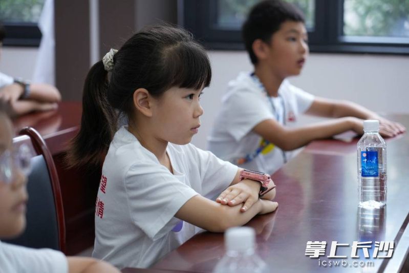 同学们认真聆听“生命接力”的感人故事。