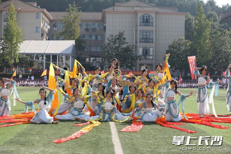 舞蹈专业的学生在体育节上表演。
