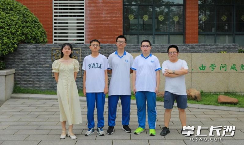 邓宇帆（中间）、王翔羚（右二）和教练许若辰（右一）合影。
