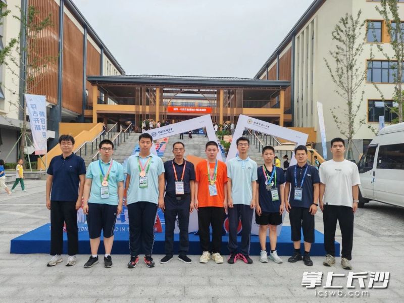 长沙市一中团队部分获奖成员合影，左四为总教练曹利国，左五为龚咏乔，右二为教练曹毅。