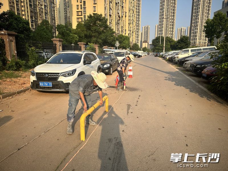 U型杆安装好后能有效缓解该路段拥堵问题。