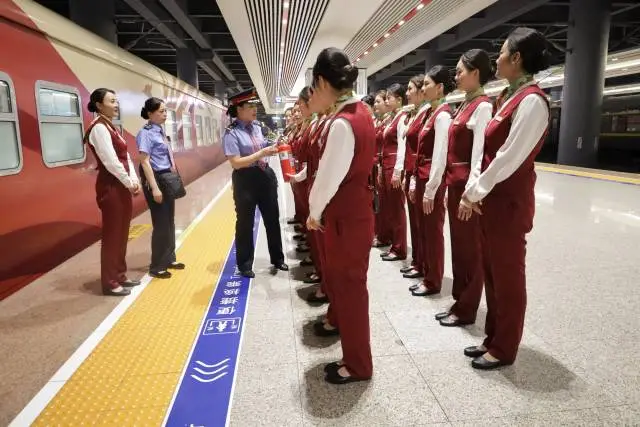 “南方列车·潇湘号”是湖南旅游集团携手中国铁路广州局集团推出的适老化舒适型旅游列车。