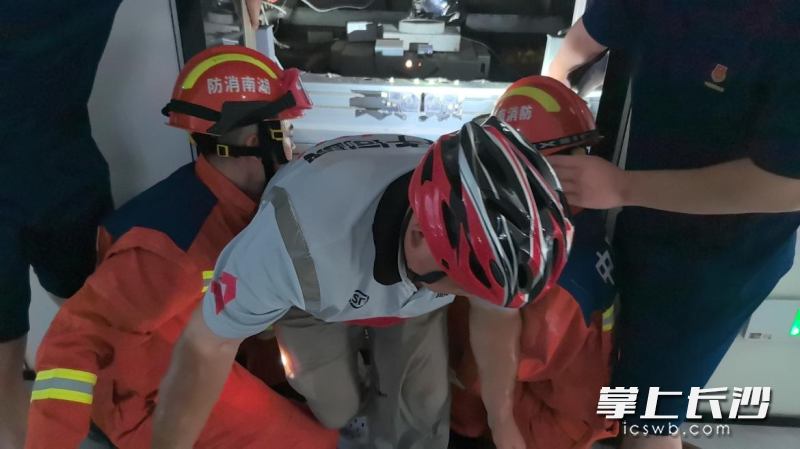 消防人员成功营救被困人员。 长沙晚报通讯员 龙伟杰 摄