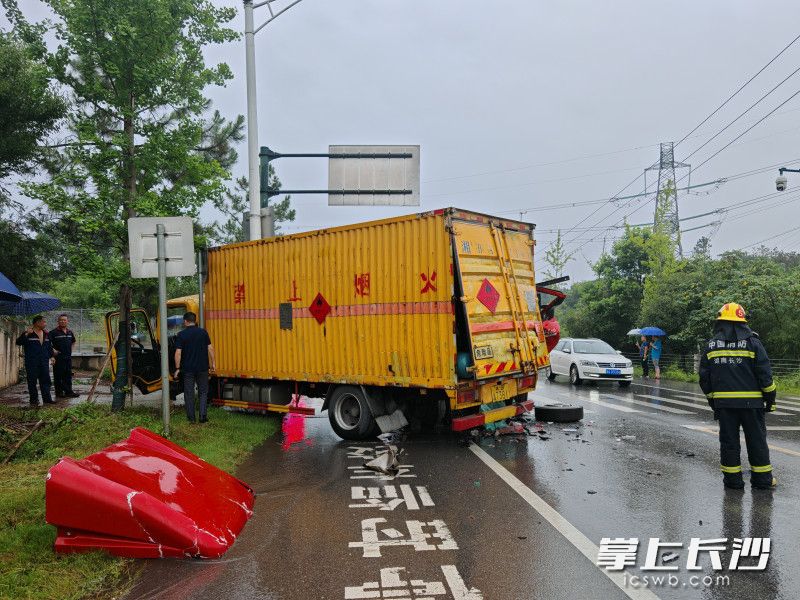 图为事故现场。 均为长沙晚报通讯员 胡宇波 摄