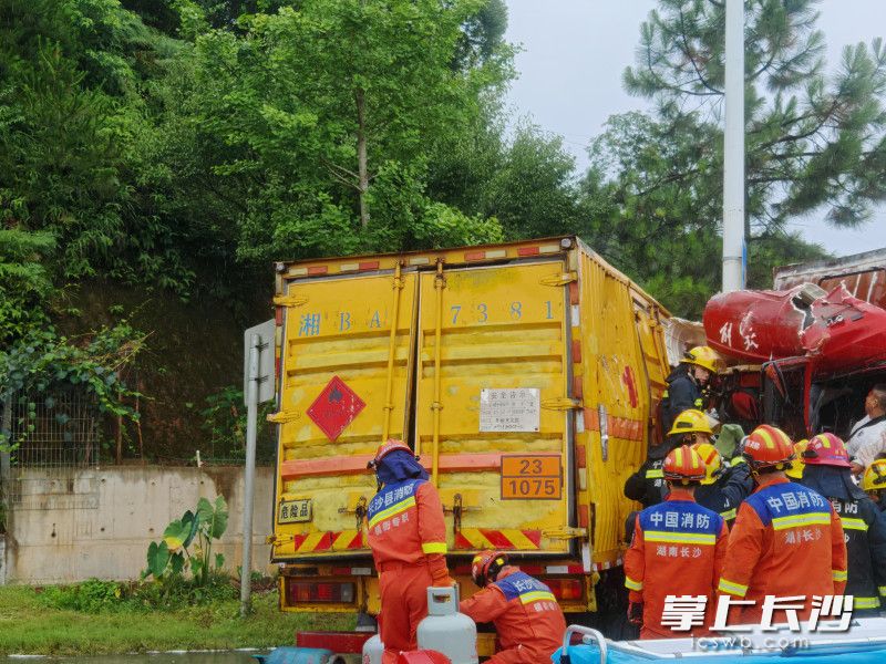 消防人员全力展开救援。