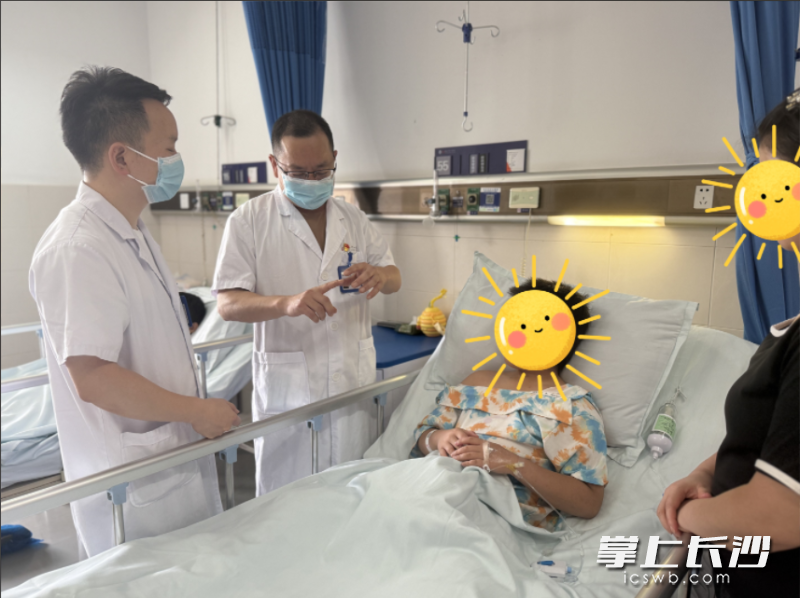 医生在向家长解释隐匿性阴茎的相关危害性。通讯员供图