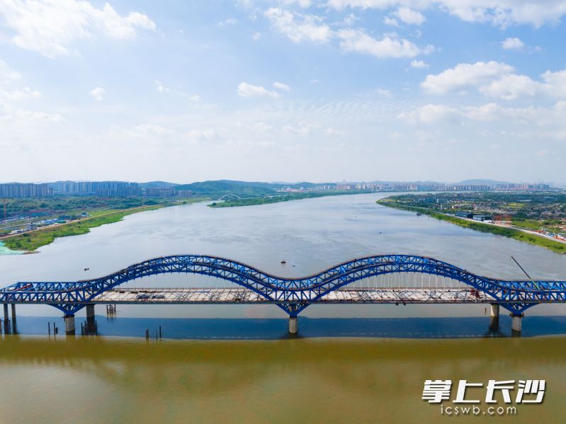 暮坪湘江特大桥项目根据《长沙市智能建造项目评价技术导则》，以“BIM+装配式+智能生产+智能施工+智慧运维”为核心，通过四个“全国首创”工艺和全流程数字化体系，不仅打造了一座物理桥梁，更是构建了可复制的智能建造4.0应用场景典范。  长沙晚报全媒体记者 邹麟 摄
