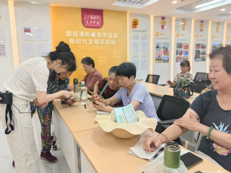 老人们在课堂上练习操作智能手机。通讯员供图
