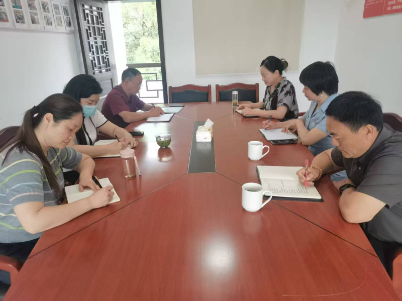 灰汤镇政协委员工作室精准发力，提出“清理整治菜地、打造湖畔花海”。