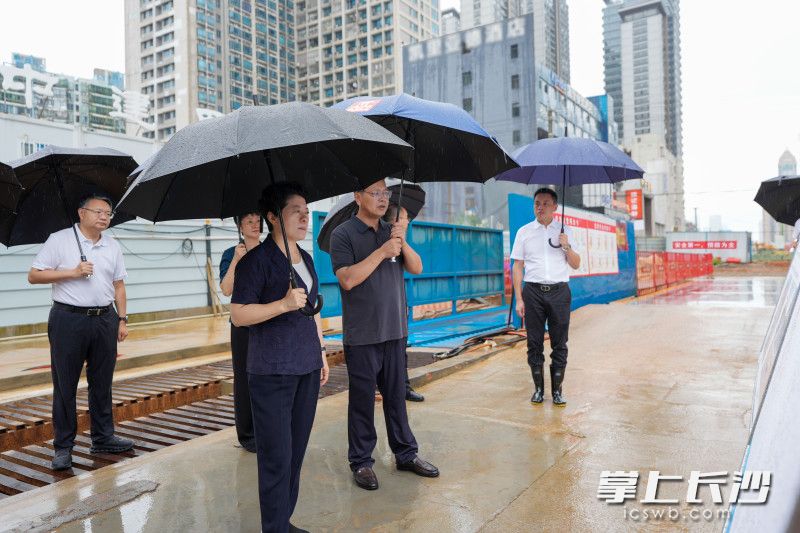 7月22日，省委常委、市委书记吴桂英调研城市更新和城中村改造工作，来到开福区潘家坪路排水管道及附属设施项目现场。