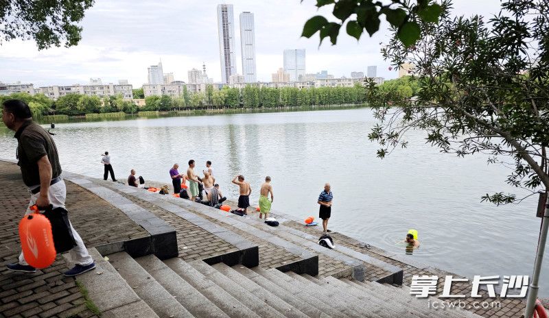前来年嘉湖野泳的人正在“宽衣解带”,非常不雅。均为长沙晚报全媒体记者贺文兵摄 前来年嘉湖野泳的人正在“宽衣解带”,非常不雅。均为长沙晚报全媒体记者贺文兵摄