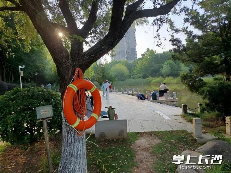雨花区园林绿化维护中心在社区公园更新了安全警示牌，还在景观水池周边关键位置增设了救生圈、救生绳等应急设备。