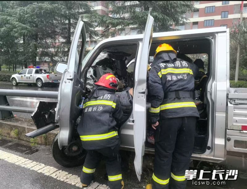 消防员正在营救被困司机。 长沙晚报通讯员 王磊 摄