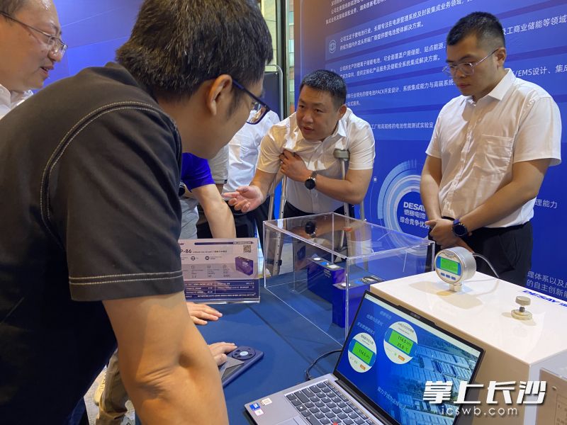 主动安全电芯系量产仪式上，与会嘉宾正详细了解该产品特性。 长沙晚报全媒体记者 周斌 摄