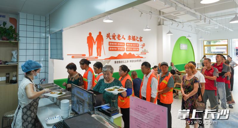 23日，湘陵社区助餐点正式揭牌，前来食堂就餐的人排起了队。 均为长沙晚报全媒体记者邹麟摄