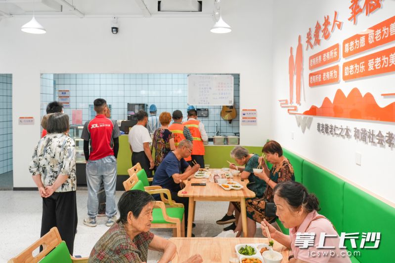 23日，湘陵社区助餐点正式揭牌，人们纷纷前来食堂就餐。