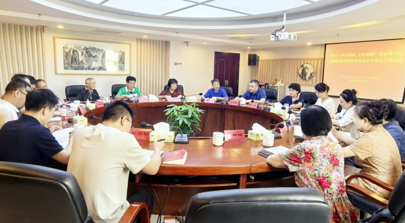 与会代表就文艺节目展演提出意见建议。