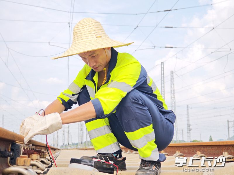 信号工正在测试轨道电路电压。