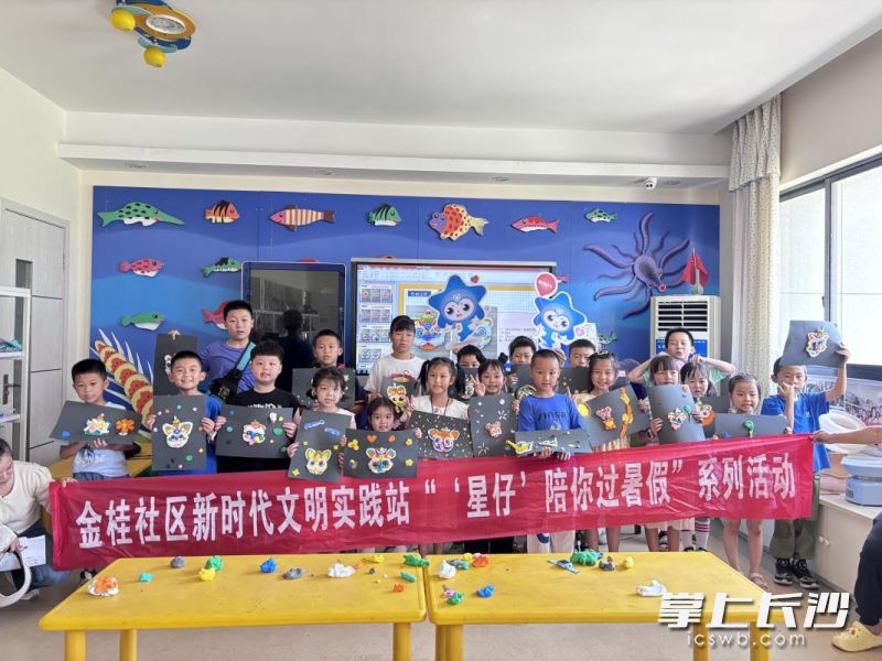 青少年们巧手打造出一个个憨态可掬的小醒狮。