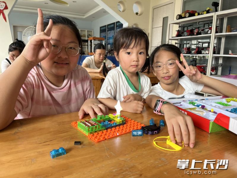 青少年专注拼搭电路，灯泡亮起瞬间，惊喜笑容绽放。 均为通讯员供图