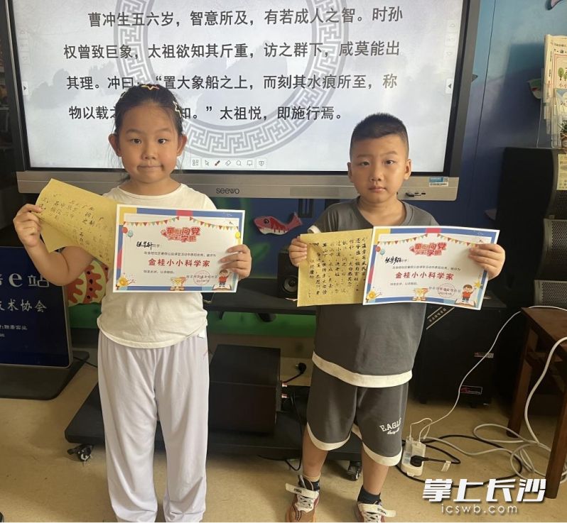 青少年展示活字印刷成果。