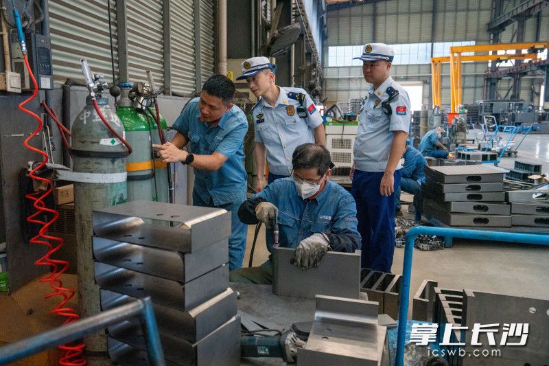 消防监督员在进行检查。 长沙晚报通讯员 张佳欣 摄