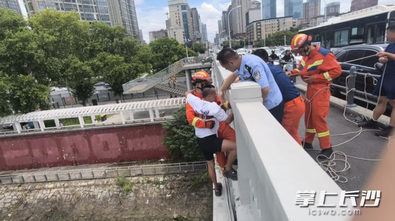 经过三个多小时的耐心营救，该男子被救了上来。 长沙晚报通讯员 袁榀 摄