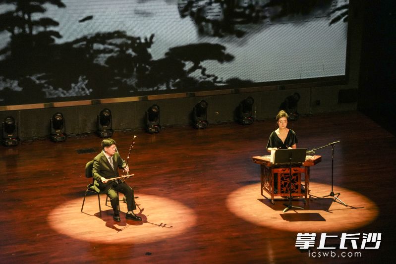 老一辈二胡演奏家王罗生（左）演绎经典曲目《二泉映月》。 均为通讯员供图