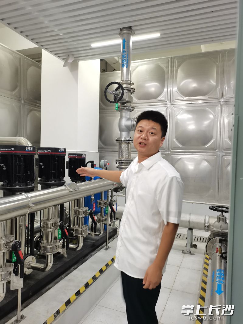 长沙水业集团供水公司工程建设部工作人员石璧生说,铂宫小区水表入户改造时建设的供水房设备更智能。 均为长沙晚报全媒体记者 刘军 摄 长沙水业集团供水公司工程建设部工作人员石璧生说,铂宫小区水表入户改造时建设的供水房设备更智能。 均为长沙晚报全媒体记者 刘军 摄