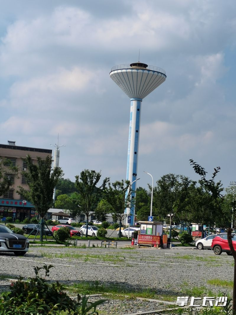 罗汉庄安置小区原来供水的水塔因多年未清洗、管网老化,导致该小区自来水管流出来的有时是黑水。 罗汉庄安置小区原来供水的水塔因多年未清洗、管网老化,导致该小区自来水管流出来的有时是黑水。