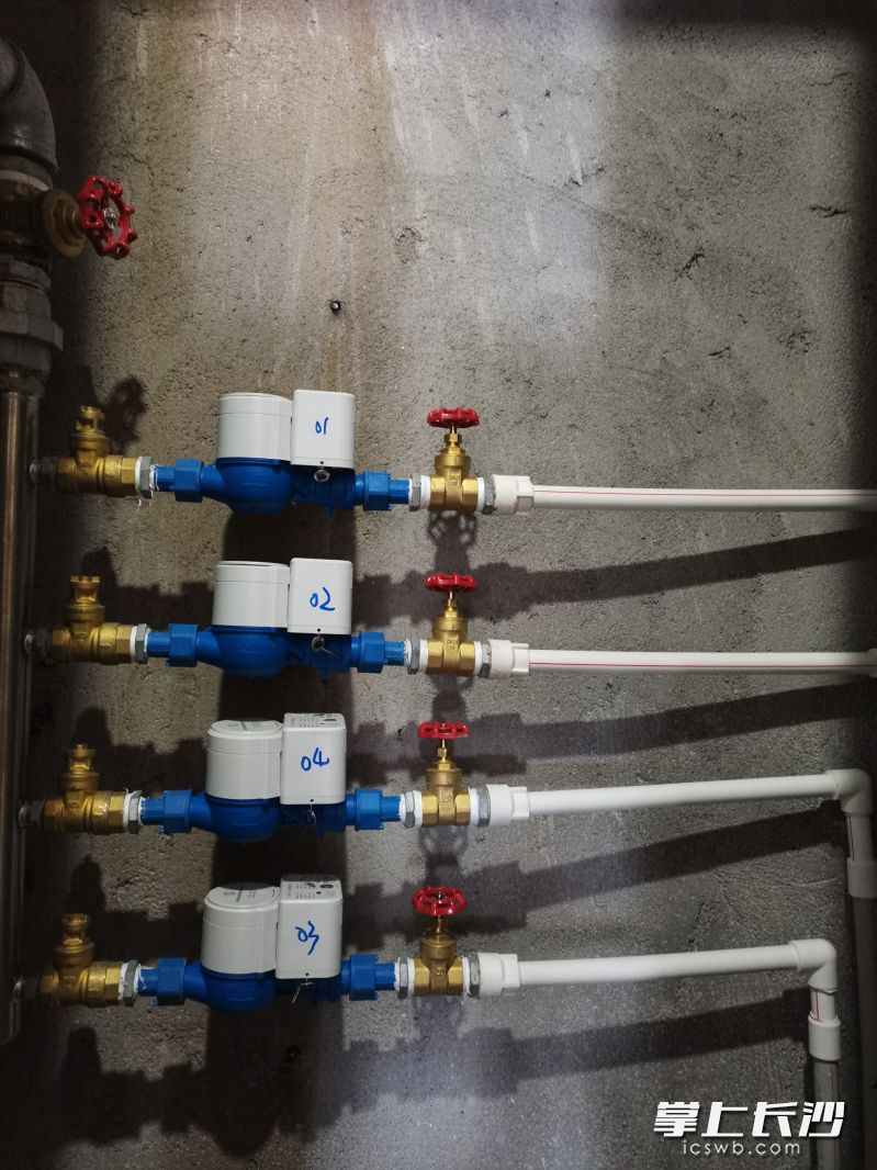 经过水表入户改造,水表集中安装在住户房外,很方便管理。 经过水表入户改造,水表集中安装在住户房外,很方便管理。