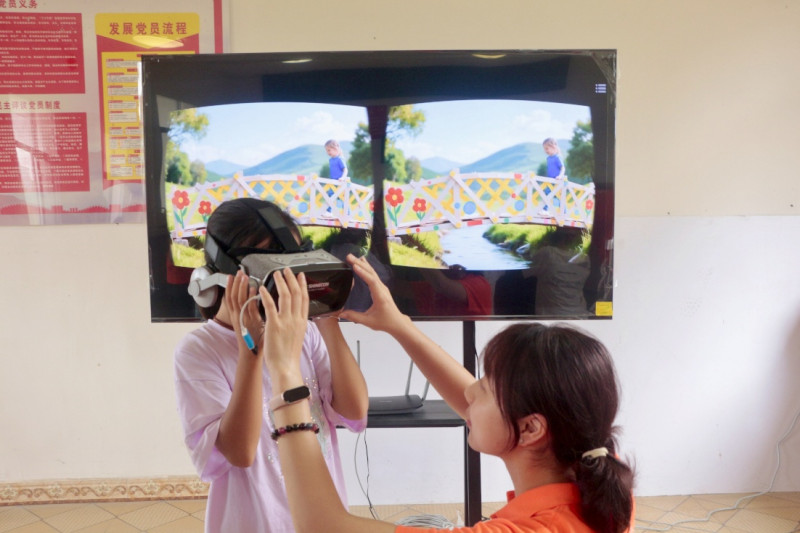 小朋友正在观看VR视频