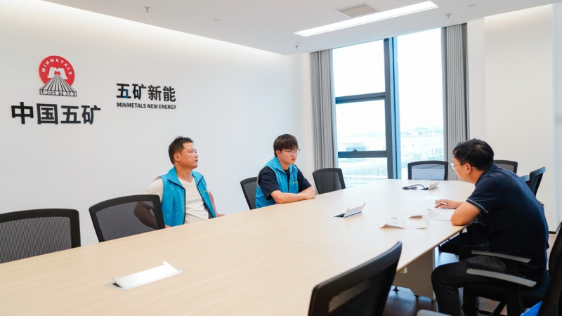 求职者们现场进行面试。