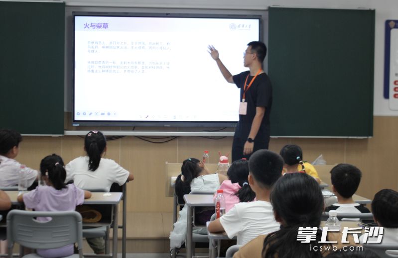 为孩子们讲述双碳知识。