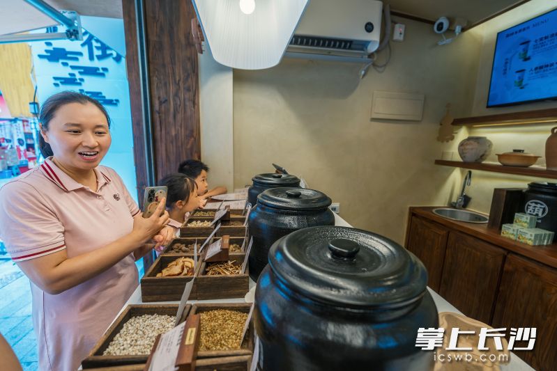 李深循着热门榜单推荐前来购买茶饮。
