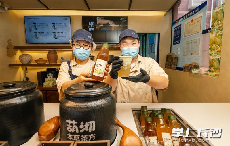 葫沏坚持每日早上现熬中草药。均为长沙晚报全媒体记者 陈飞 摄