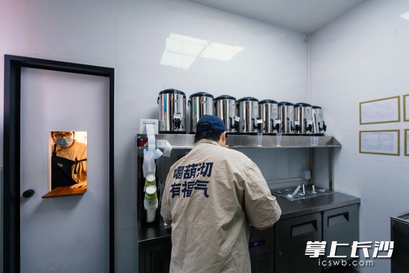 葫沏的操作间。